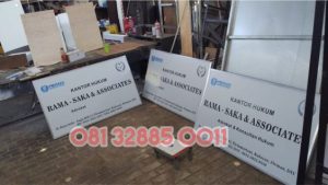 papan nama aluminium